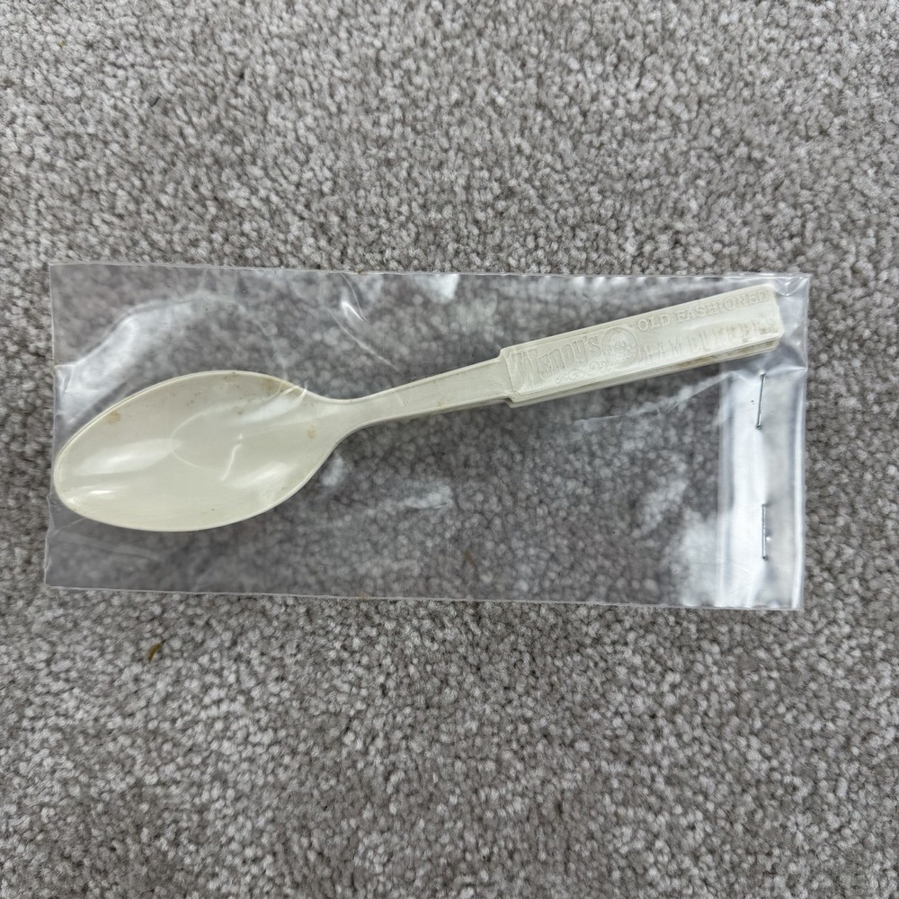 2 Vintage Wendy's Fast Food Restaurant Plastic Spoons "Old Fashioned Hamburgers"